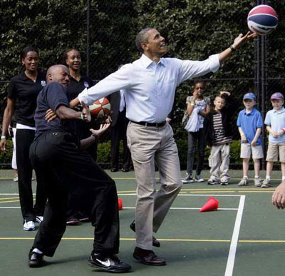 奥巴马穿衬衫打蓝球
