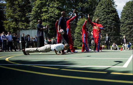 奥巴马穿衬衫打蓝球