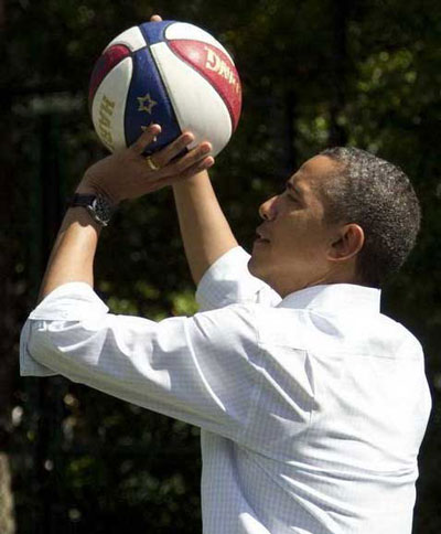 奥巴马穿定做衬衫左手做投球动作