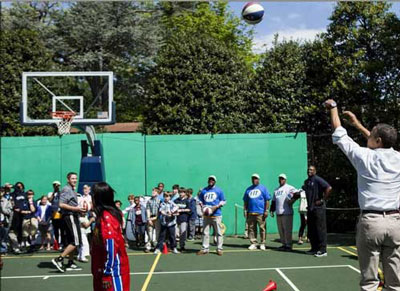 奥巴马身着工作服衬衣打球