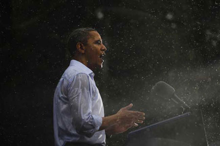 奥巴马身着定做衬衫演讲被淋雨