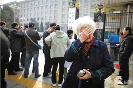 铁道老职工穿定做工作服与铁道部门牌合影