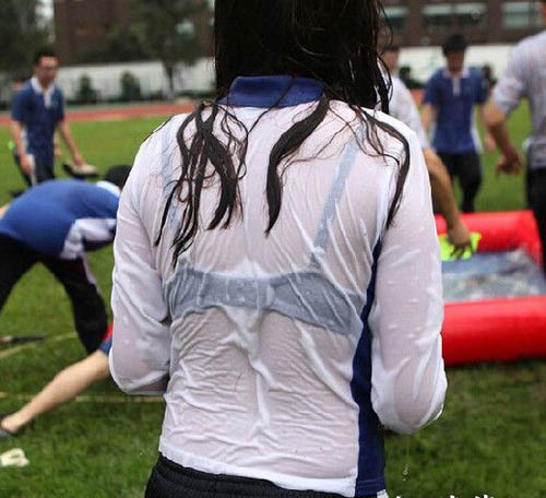 美女衣服被汗水湿透