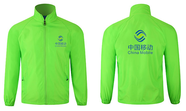 红色定制风衣背后款式及LOGO印制效果图